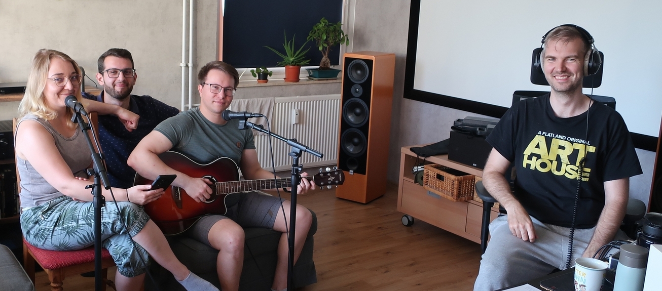 Gruppenbild von Erik, Mary, TreivReser und Stefan bei der Aufnahme des Intros